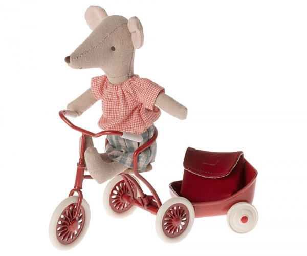 Liebevolle Maileg Große Schwester mit Magnethändchen und Rucksack jetzt hier im Shop erhältlich.